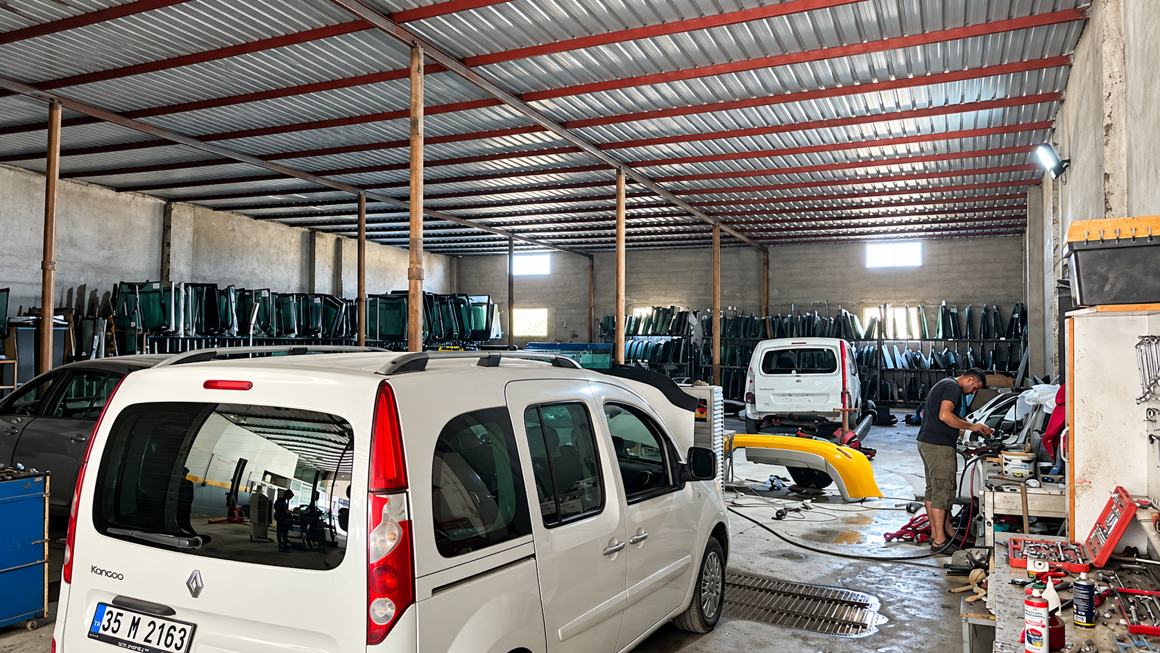 Civan Otomotiv servis ve cam stok alanı
